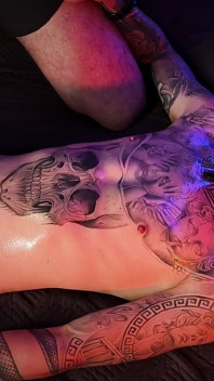 Camilo Brown dando uma punheta intensa com óleo para Quente Tatuada Twink Inked Mike
