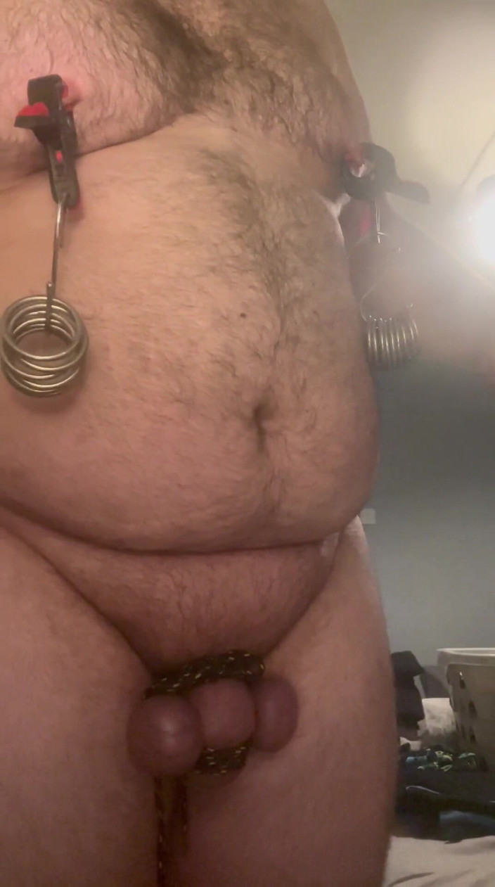 Shaun Cbt: 鸡巴和球束缚作为贞操带与乳头夹屁股插头和变装