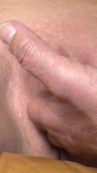 Dvě sexy kundičky dvou německých milf tváří v vášnivé trojce s velkým ptákem ve vyhrazené místnosti pro nové pokušení