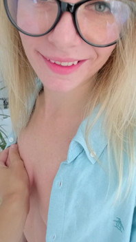 L'arrapante sorellastra mi stuzzica e mi permette di sborrare nelle sue mutandine prima di uscire con il suo ragazzo