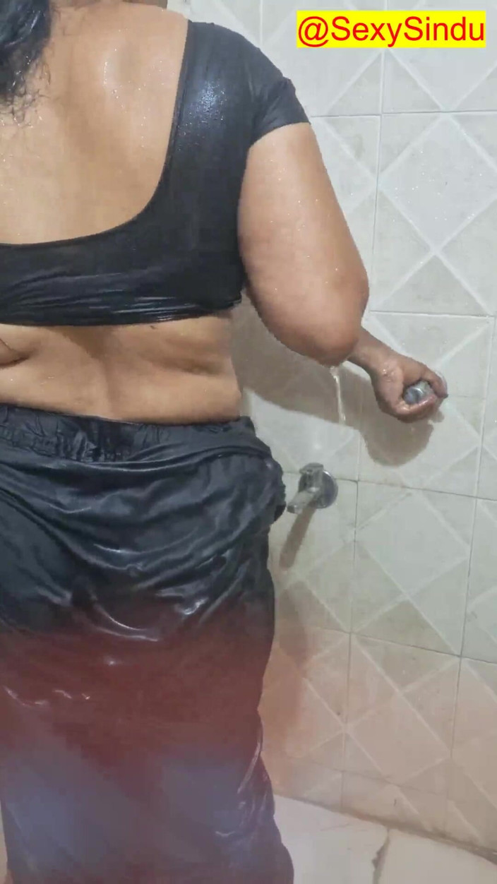 Sexy sindu: Bini Milf India Mandi Dalam Saree