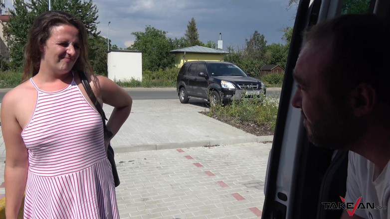 Take Van: Baculatá holka je krmena čerstvou mrdkou po sexu v dodávce