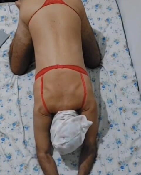 Ladysilvas: Ladysilva gör webbkamera visar i trosor på sängen vilken het...