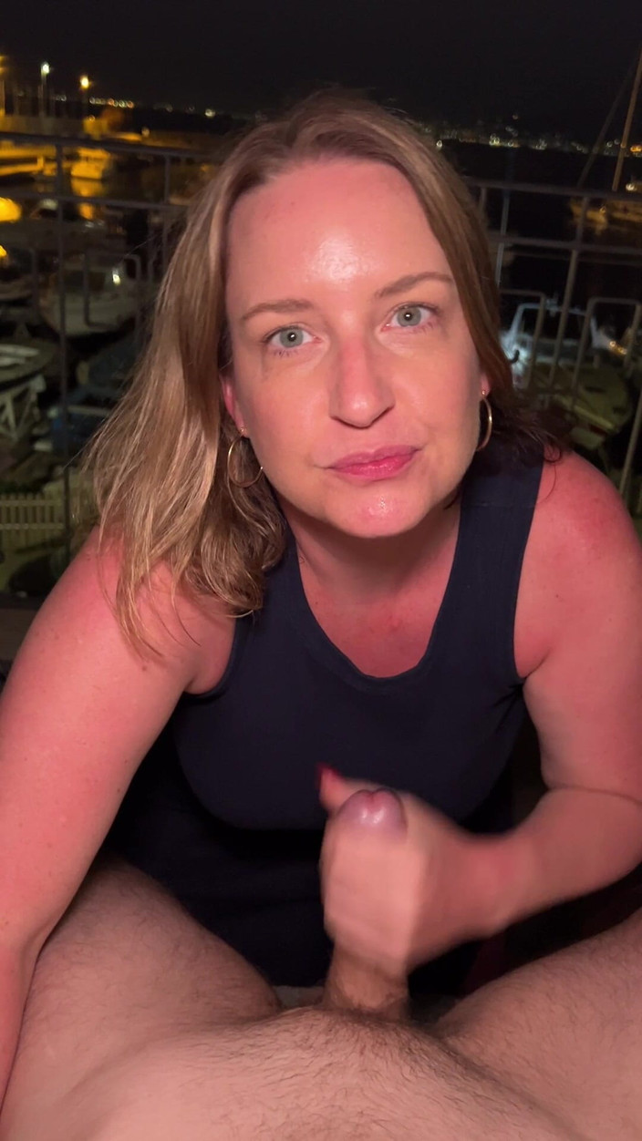 Avril Showers: Înghițindu-i sperma într-o marina de pe coasta Amalfi