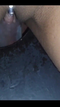 Ich lutschte vor Vergnügen am Gloryhole einen schwarzen schwanz und gab ihm sogar meinen Arsch! Teil 2