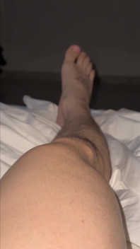 Junge zeigt seinen körper nach dem fitnessstudio