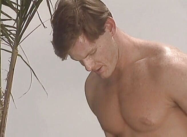 Alfacontent Babes: 見事なニーナ・ハートリーは彼女の濡れたスナッチを舐め、屋外で叩かれます