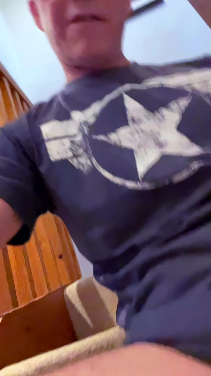 NakedFoxx: ストレートフレンドの家でのリスキーなオナニー - 捕まるのを必死に!