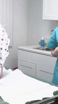 Knocked-up teen lässt perverse ältere Ärztin und schmutzige Krankenschwester ihre Löcher im Austausch für ihre Stille benutzen ~ kostenlose ganze szene