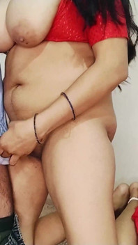Bhabhi Ấn Độ đụ chồng trong saree đỏ