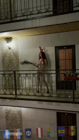 SweetButtocks: Dancing naked in the hotel
