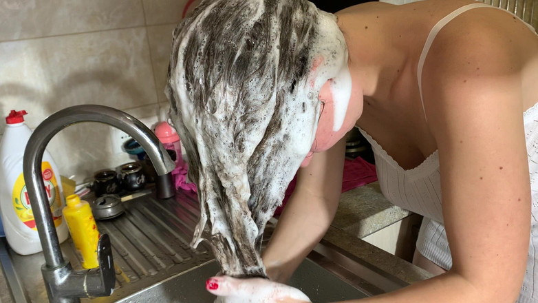 Hottie goddess: Spălare umedă de păr în chiuvetă de bucătărie