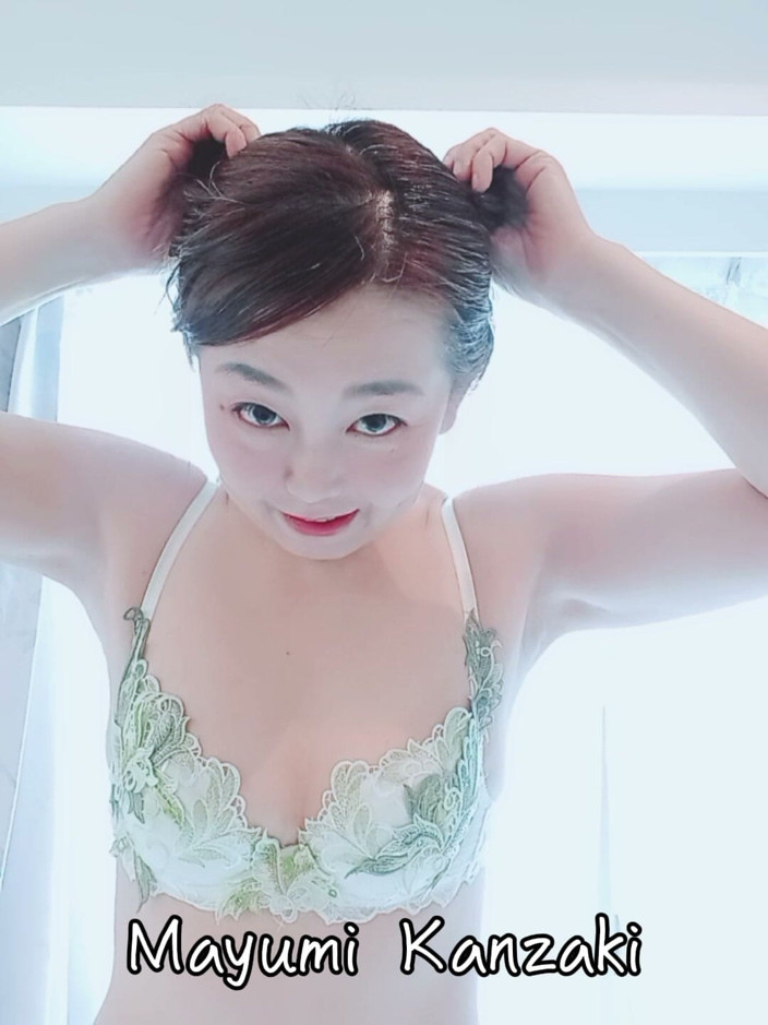 Mayumi Kanzaki: A Mature Woman's Musings
