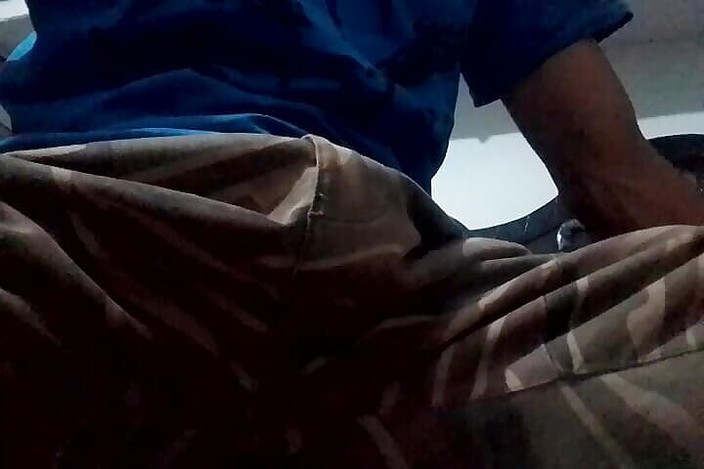 Gangbang straight: एकल युवा लड़का अपने निपल्स दिखाता है