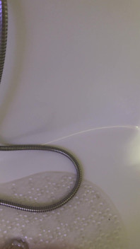 Déshabillée dans la salle de bain
