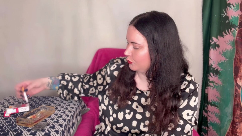 MissFFW: Hoa hậu ffw hút thuốc trong chiếc váy mùa hè