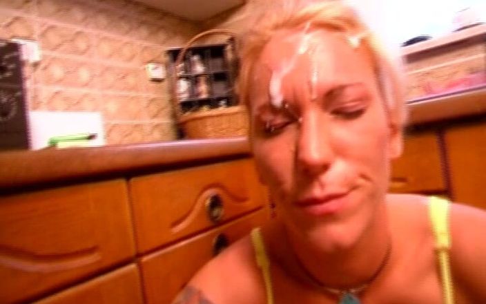 German amateur couples: La troia tedesca bionda sa cavalcare un cazzo