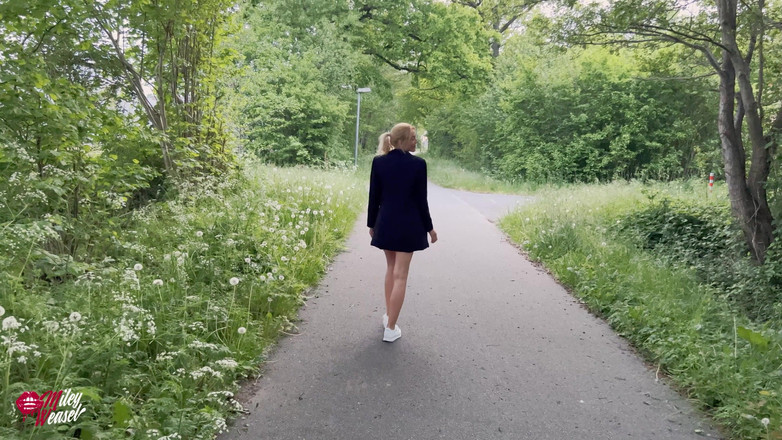 Miley Weasel: ブロンドのビッチ!クイッキー、ちょうど道の外!