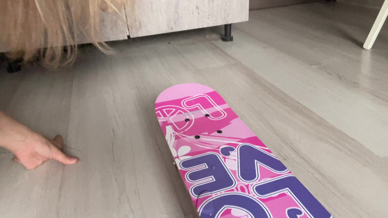 Misty Phoenix: Plassen op mijn skateboard en de plas van dichtbij laten...