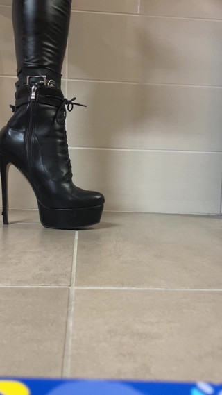 Celiasm: Șosetă din latex învelită în toc înalt