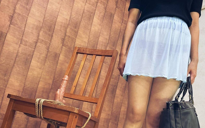 ushirosugatanomiki: もし面接の椅子にディルドバイブがついていたら?