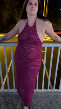 Une Femme Sexy S’exhibe Dans Un Complexe!