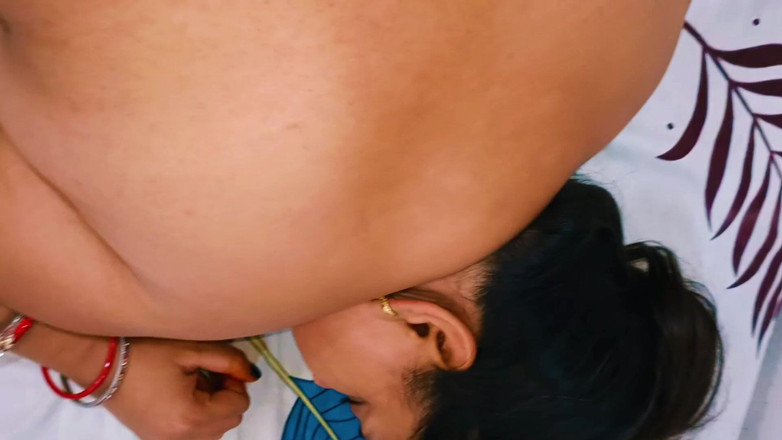 Catchybusty: Gadis cantik desi menikmati dan bersenang-senang