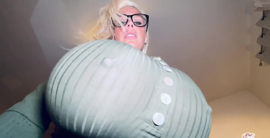 TheBustySasha: Hadiah kecil untukmu! - Video pendek