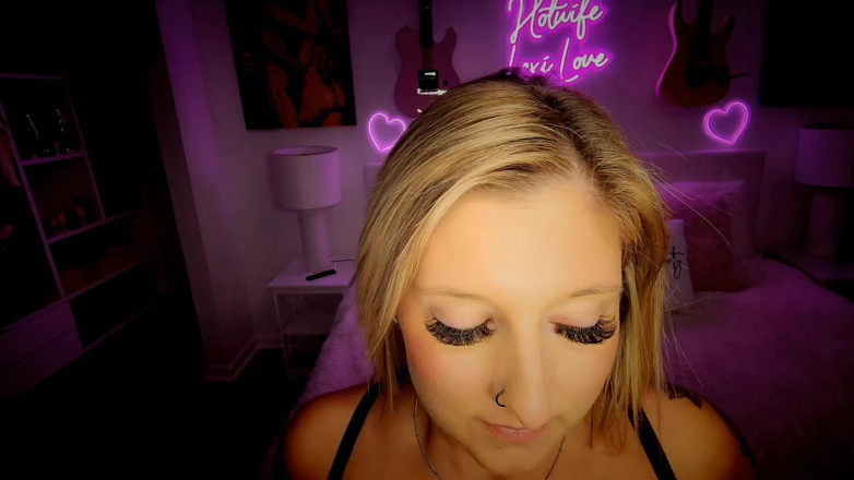 Hotwife Lexi Love: La Moglie Sexy Lexi Love Fa Una Lap Dance a...