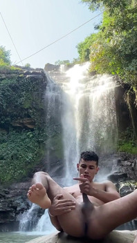 Ejaculez foarte tare în aer liber sub o cascadă