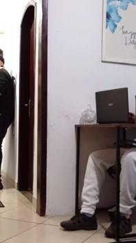 La vera moglie tradisce suo marito mentre lui indossa cuffie con il fattorino.