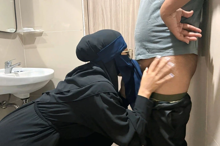 Cewek Bercadar Nekat Ngentot Dikamar Mandi Umum