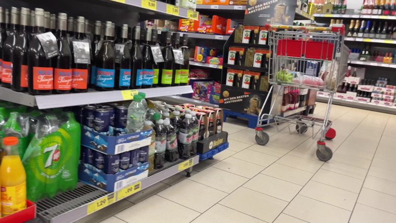 SlipCouple: Extrem riskanter Handjob im Supermarkt und Abgewischt auf Produkt: p!