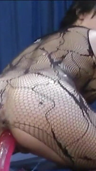 Cô bé tóc nâu đút sâu vào họng con cu giả khổng lồ trong cuộc hoan lạc tập thể hoang dã