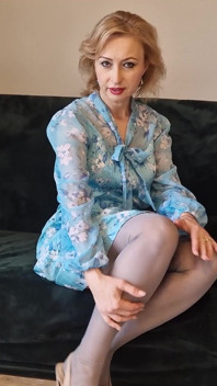 4K로 보여주는 블루 드레스와 정품 나일론 쇼.