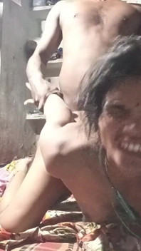 Köylü yenge erkek arkadaşına bakıyor