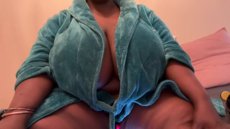 Legendary Booty Overdose: 丰满的胖美女挑逗和否认