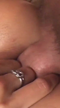 Morena milf cadela no calor cavalga pau grosso para facial