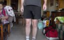 Sex hub male: John sta pisciando nei suoi pantaloncini neri