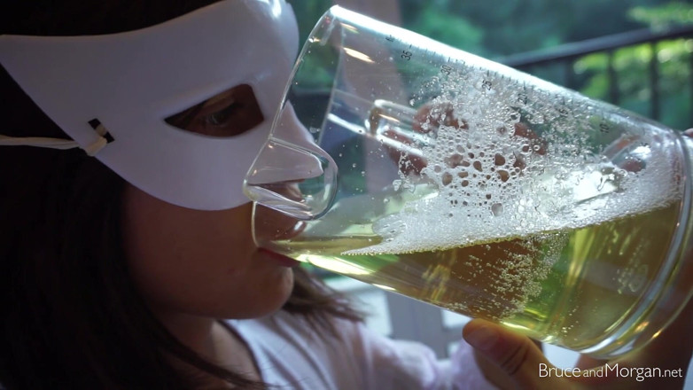 Bruce-and-Morgan: Yo bebo 850ml de mear!