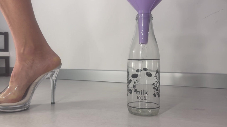 AnnaBUST: Bir Huni Aracılığıyla Şişeye Işeyorum