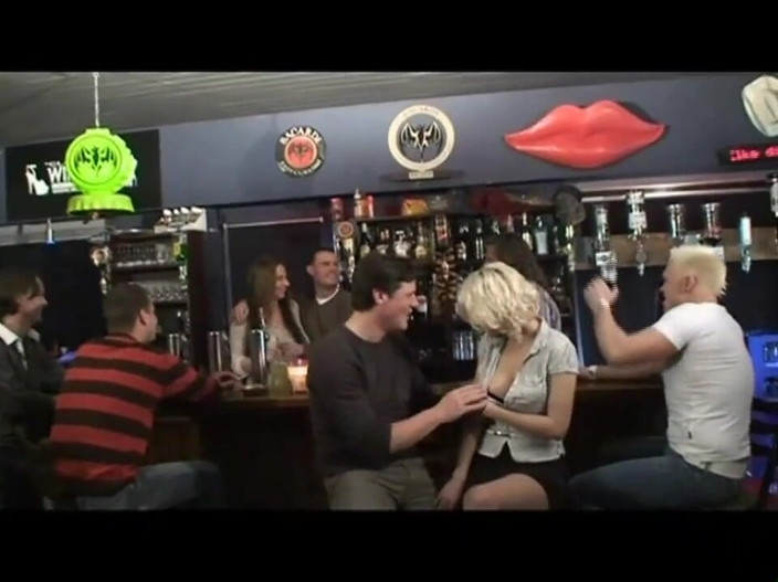 XTime Vod: パブでのセックスパーティー