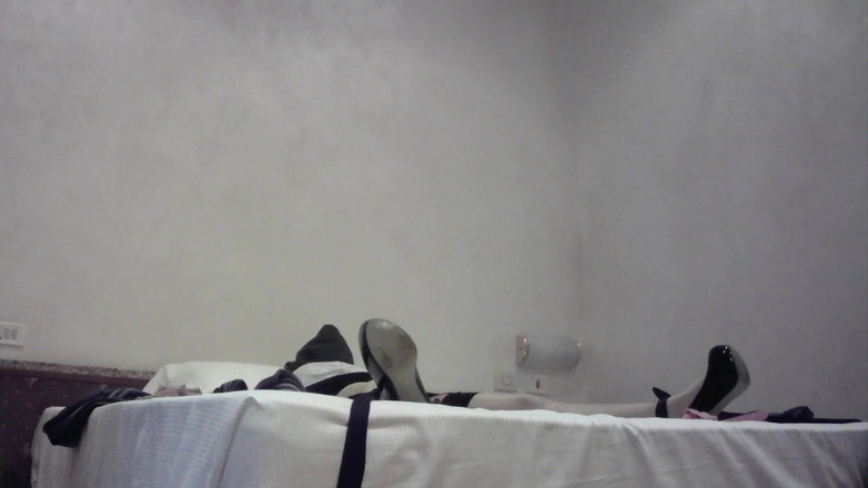 LauraOnHeels: MILF Legata Al Letto, Bendata, Imbavagliata E Scopata