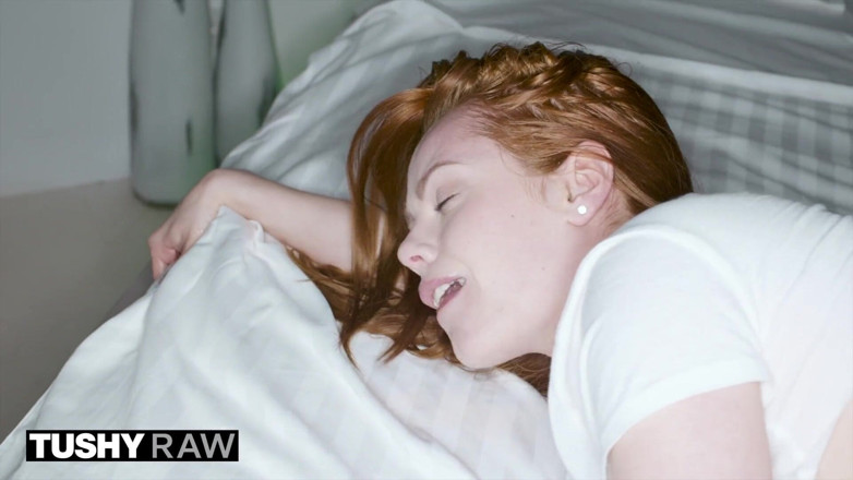 Tushyraw: TUSHYRAW - Ella Hughes chỉ chấp nhận những con cu to...