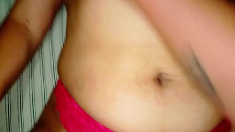 BigassMILF40: Rozbieranie brunetki z dużym tyłkiem przed przybyciem męża