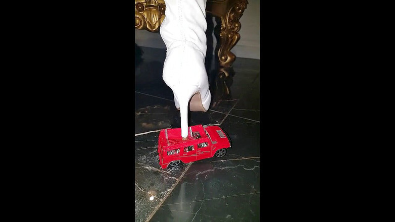 Katya FWorld: カティアホワイトブーツレッドミニカークラッシュ