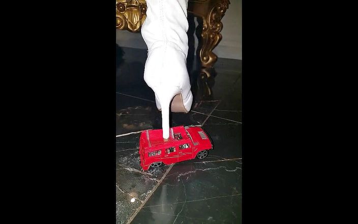 Katya FWorld: Katia mini schiacciamento per auto rosso stivali bianchi