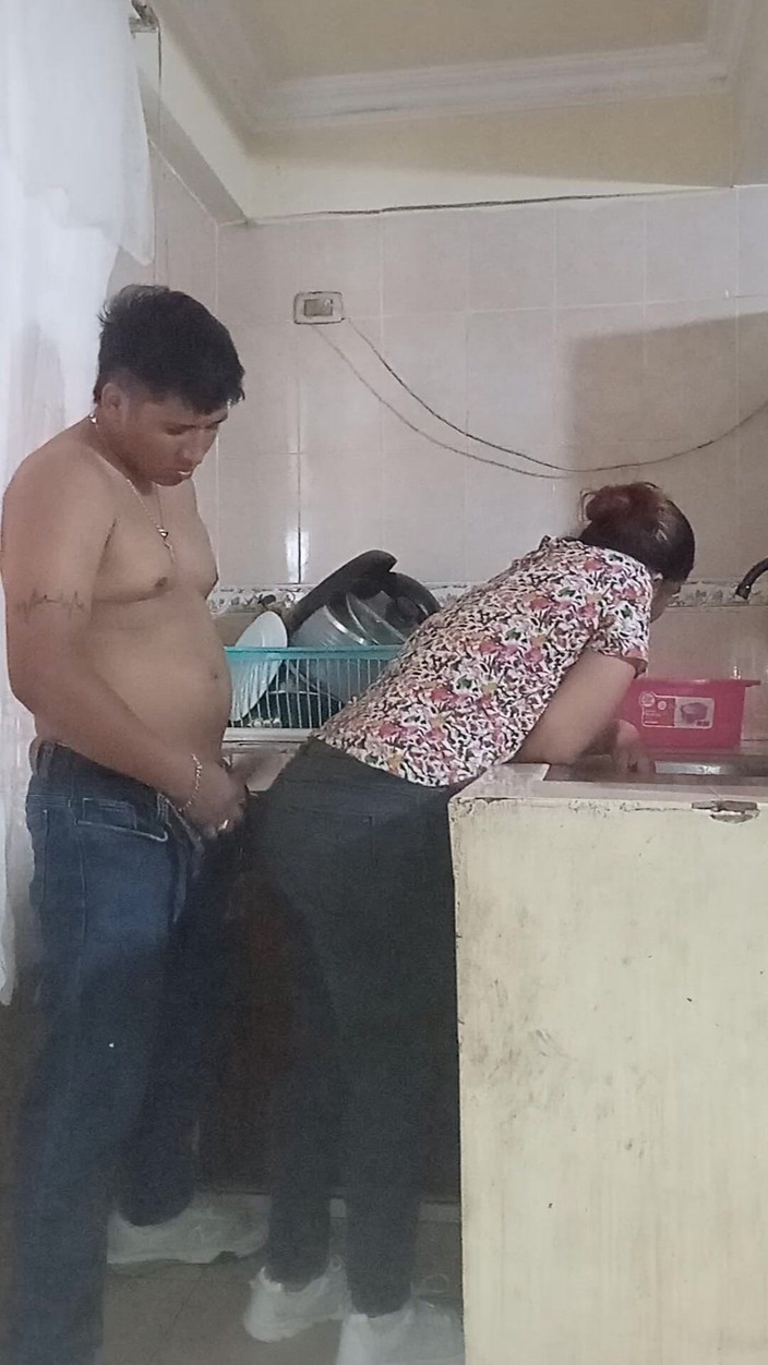 Eatrella j: Na cozinha, fodendo a governanta.