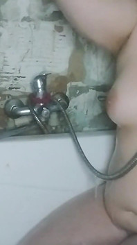 Camera in bagno e una ragazza con un grosso culo sta pisciando, molto sexy