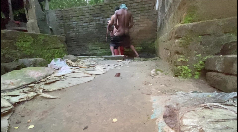 SAFI-SEXY: Vacker bangladeshisk Bhabhi Chudlam i regnet